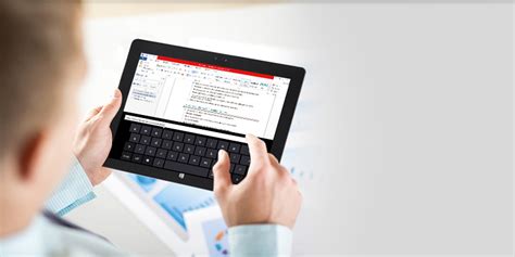 Vaiko ranka, laikanti planšetinį kompiuterį su saugumo piktograma