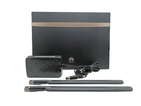 Nuotrauka: Huawei B525 su prijungtomis išorinėmis antenomis