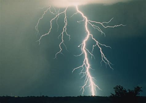 Schema, kaip žaibas trenkia į pastatą