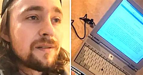 Vyras jungiantis USB Wi-Fi adapterį į nešiojamąjį kompiuterį