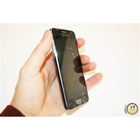 Sugedęs išmanusis telefonas su įtrūkusiu ekranu