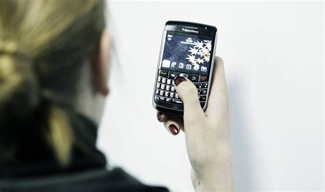 Žmogus naudojasi mobiliuoju internetu lauke