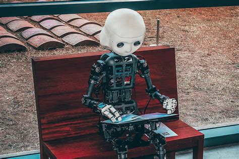 Žmogus, naudojantis išmanųjį telefoną ir nešiojamąjį kompiuterį, siekiant parodyti interneto naudojimo įvairovę.