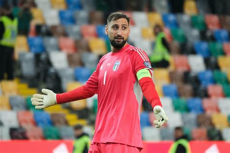 Infografika, iliustruojanti skirtumą tarp Mbps ir Gbps, naudojant pavyzdžius.