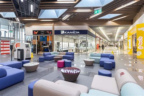 Prekybos centro interjeras su RFID skaitytuvais