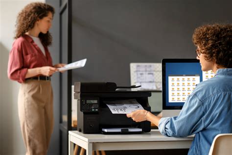 Asmuo nustatantis spausdintuvą