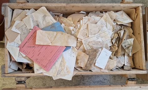 Simbolinis atvaizdas, vaizduojantis šeimos narius tvarkant dokumentus