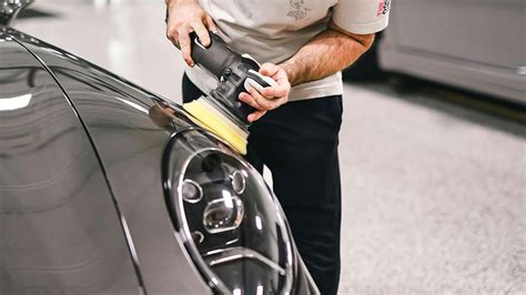 Automobilio dažų poliravimas su mikropluošto šluoste