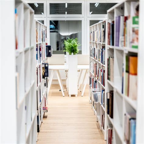 Bibliotekos skaitykla su kompiuteriais
