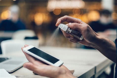 Žmonės, naudojantys mobiliuosius telefonus ir planšetinius kompiuterius