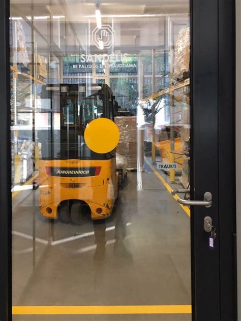 NFC lipdukas ant durų su užprogramuotu veiksmu