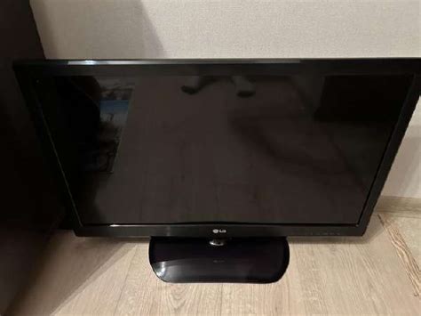 Mažas televizorius pastatytas ant virtuvės stalviršio