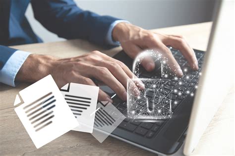 Žmogus, dirbantis su nešiojamuoju kompiuteriu ir rodantis Wi-Fi simbolį.