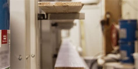 šlifuojamas lakuotas medienos paviršius