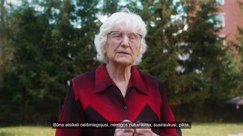 Senyvo amžiaus žmogus su pagalbos mygtuku