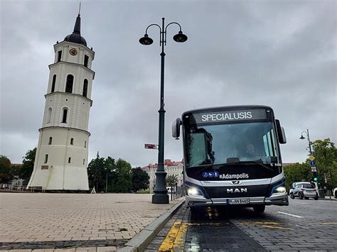 autobusas su užrašu 