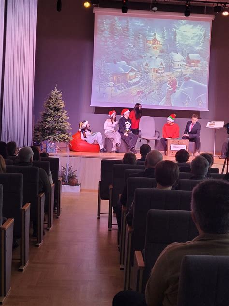 Žmonės, besinaudojantys Wi-Fi ryšiu su skirtingais įrenginiais