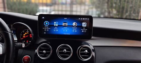 Automobilio salono vaizdas su išmaniuoju prietaisu ekrane, rodančiu interneto ryšį