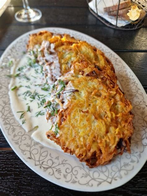 Žmogus, naudojantis viešąjį Wi-Fi kavinėje