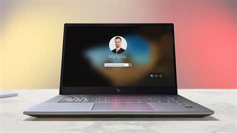 Žmogus keičiantis Wi-Fi slaptažodį kompiuteryje