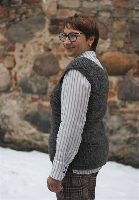 Balio moteris tradiciniame kostiume