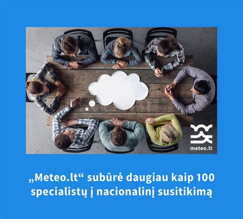 Žmonės keičiasi vizitinėmis kortelėmis verslo susitikimo metu