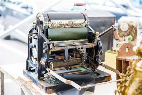 Spaustuvės darbuotojas dirba su modernia spausdinimo mašina