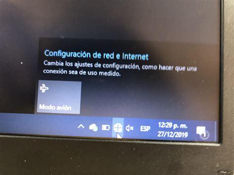 Įrenginių tvarkytuvė su geltonu trikampiu prie tinklo adapterio