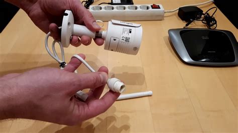 Žmogus jungia interneto kabelį prie modemo