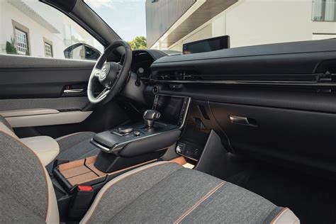 Automobilio interjeras su prijungtu modemu ir išmaniuoju telefonu