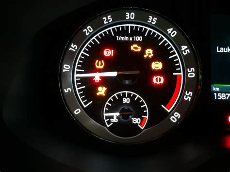 Automobilio prietaisų skydelis su sumontuotu FM moduliatoriumi