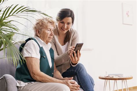 Žmonės naudojasi mobiliuoju atsiskaitymu parduotuvėje
