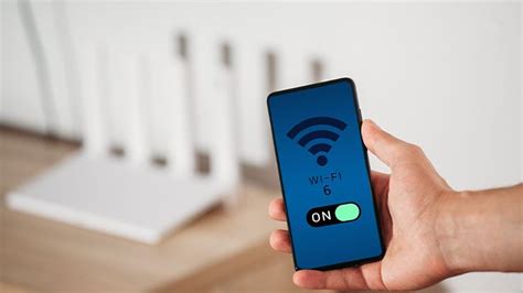 Vaizdas su įvairiais Wi-Fi routeriais ir tinklo simboliais