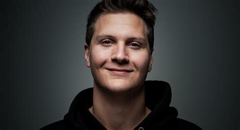 Simbolinis atvaizdas: telefono ekrane matoma Wi-Fi ikonėlė šalia skambučio piktogramos