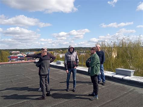 Vizualizacija, kaip 5G antenos galėtų būti įrengtos ant mokyklos stogo