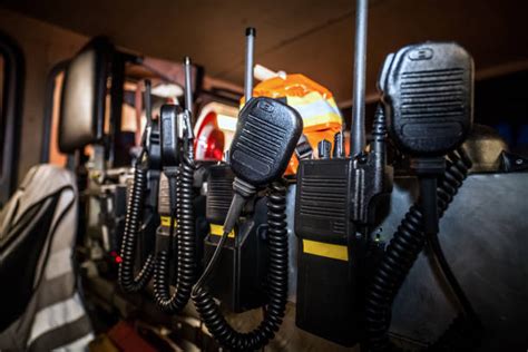 Darbuotojas montuoja automobilinį radijo ryšio įrenginį