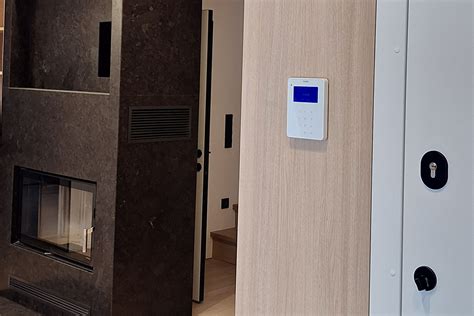 Belaidės signalizacijos sistemos valdymo pultelis ir jutikliai