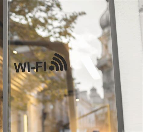 Lipdukas ant maršrutizatoriaus su Wi-Fi pavadinimu ir slaptažodžiu