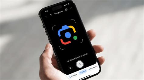 Išmanusis telefonas su rodomu QR kodu ir Google Lens piktograma