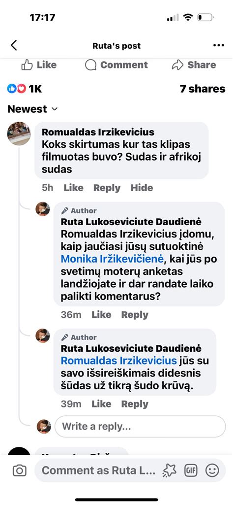 Žmogus klausosi radijo per išmanųjį telefoną