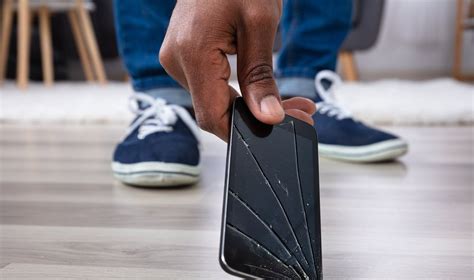 Sudužęs mobiliojo telefono ekranas