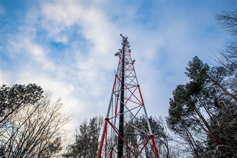 Mobiliojo ryšio bokštas tolimame kraštovaizdyje