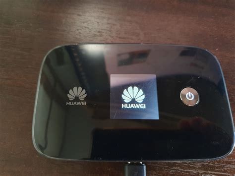 Huawei E5786s priekinė ir galinė dalys