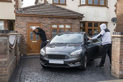 Iliustracija: NFC žymė pritvirtinta prie namų durų.