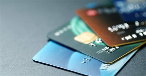 Palyginimas skirtingų storių verslo kortelių