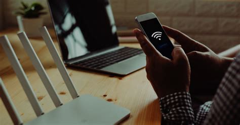 Žmonės naudojasi viešuoju Wi-Fi kavinėje