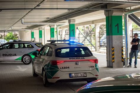 moderni automobilių stovėjimo aikštelė