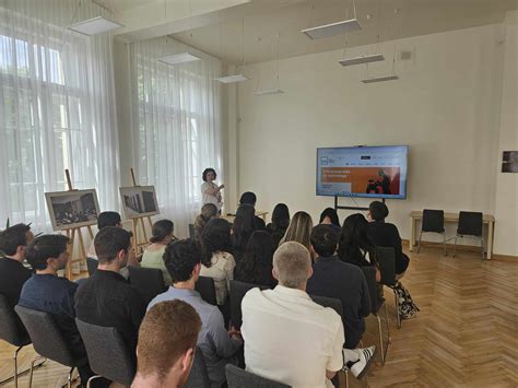 Studentai su nešiojamaisiais kompiuteriais universiteto bibliotekoje