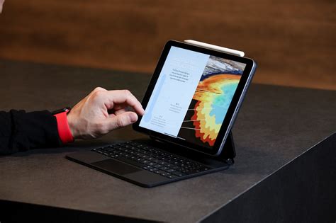 Ligoninės pacientas naudojasi planšetiniu kompiuteriu