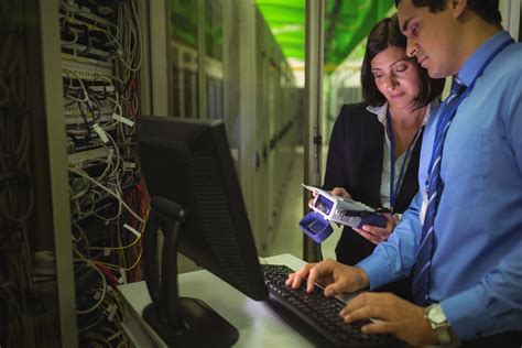 Istorinė nuotrauka, vaizduojanti ankstyvuosius kompiuterius ir tinklo įrangą